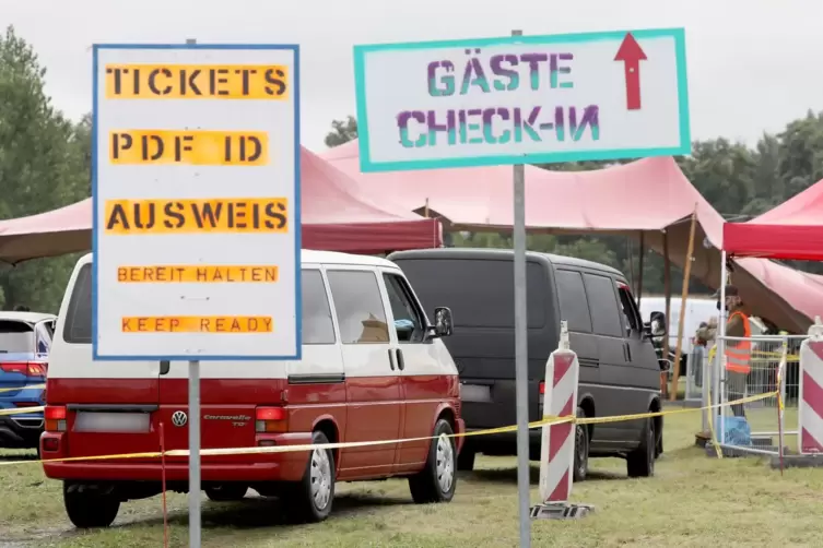 Autos bei der Anfahrt zu einem Festival