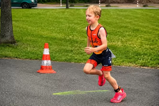 Beim Cross-Triathlon in Merzig läuft Nelio Forster vom TuS Glan-Münchweiler einem dritten Platz entgegen.