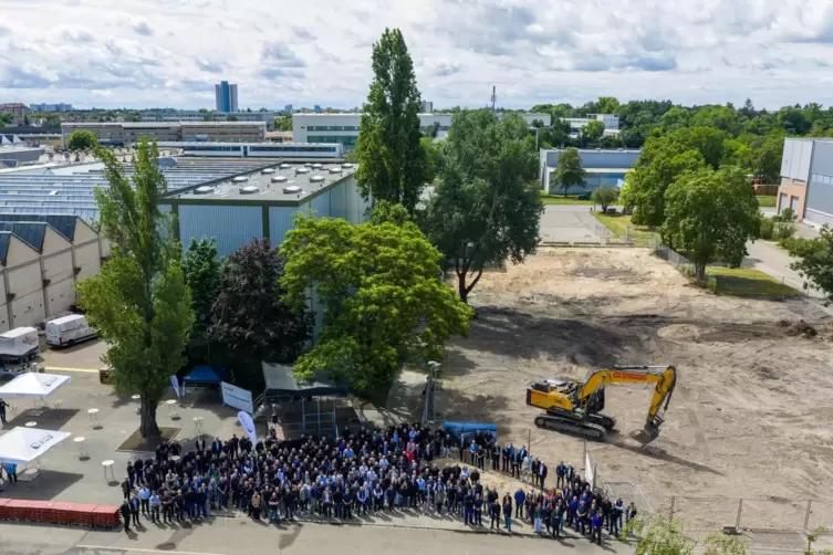  Beim Spatenstich am Dienstag f&uuml;r die modernisierte Eta-Fertigung: Luftaufnahme mit den in diesem Unternehmensbereich besch&auml;ftig