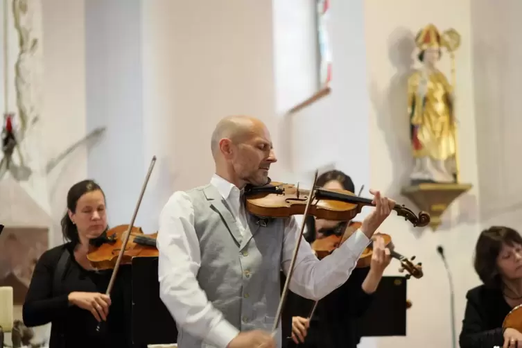 Der Geiger Laurent Albrecht Breuninger spielte als Solist mit dem Kammerensemble der Staatsphilharmonie im Vorjahr in Wachenheim