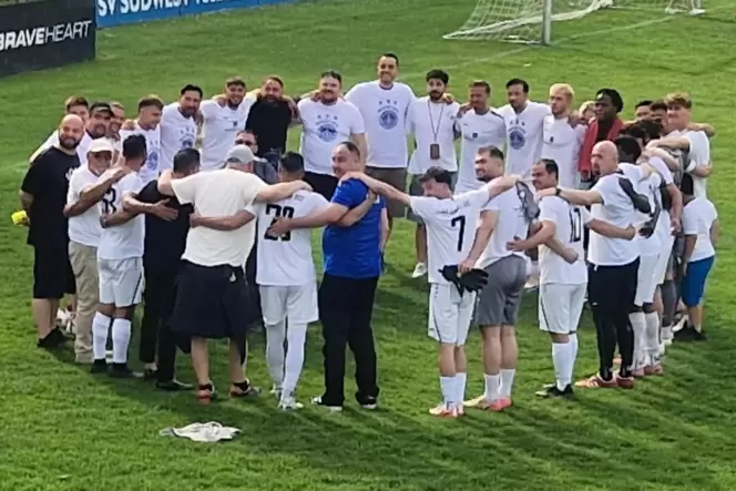 Nach dem Spiel gegen Jockgrim stehen die Spieler des SV Südwest Ludwigshafen im Kreis zusammen.