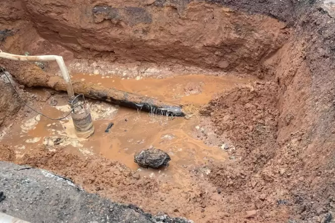 Auf einer Länge von rund drei Metern war das alte Wasserrohr geborsten.