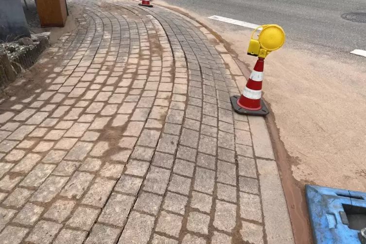 Der Pflasterbelag des Gehwegs hob sich deutlich an.