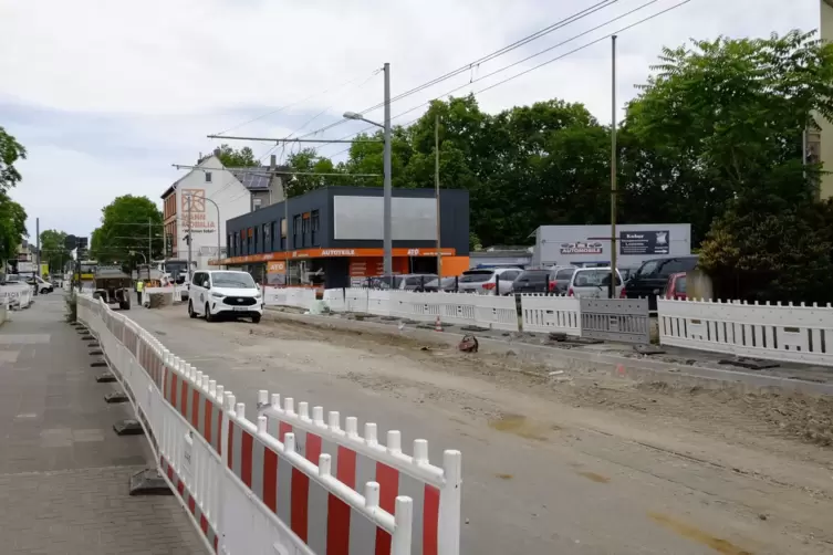 Auch auf der anderen Stra&szlig;enseite (rechts) ist kein Zugang mehr. 