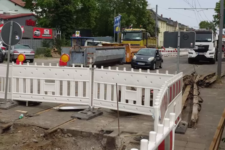 Einzelne Autos werden durchgelassen. 
