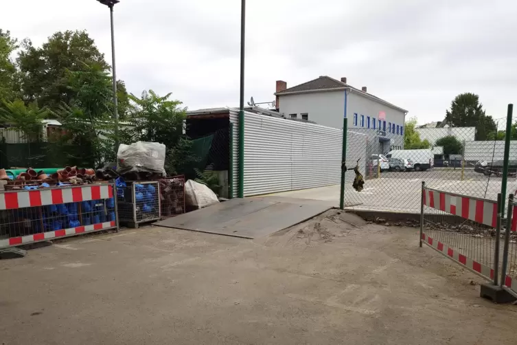 So sieht eine behelfsm&auml;&szlig;ige Zufahrt in einer Nebengasse der Frankenthaler Stra&szlig;e aus. 