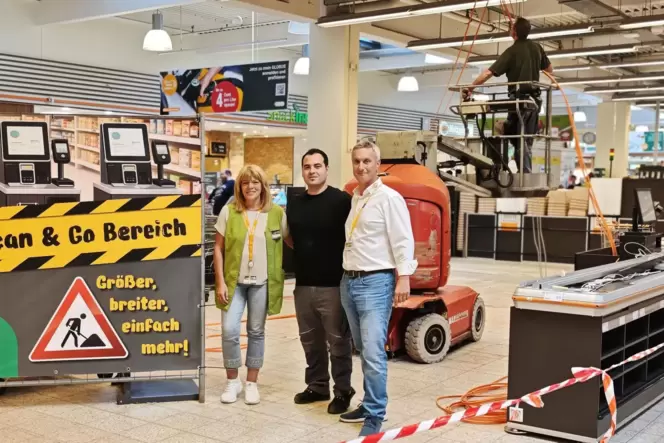 Haben die Umbauarbeiten im Kassenbereich des Neustadter Globus-Markts im Blick: (von links) die Teamleitung Kasse, Monika Tsafi,