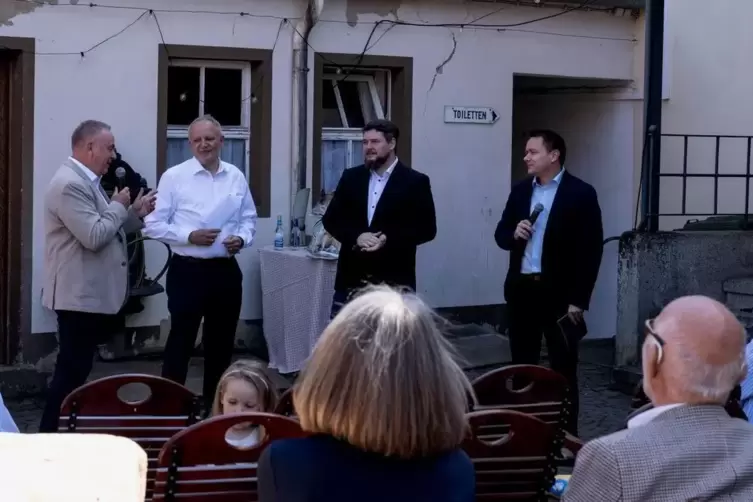 Intensive Gespr&auml;che &uuml;ber die Geschichte des Verkehrsvereins (von links): J&uuml;rgen Heck, S&ouml;ren Dall, Bernd Lawall und Sebastian Sto