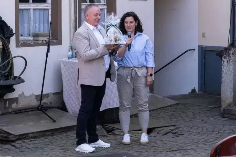 J&uuml;rgen Heck und Tatjana R&ouml;ss bei der &Uuml;bergabe der goldenen Wutz. 