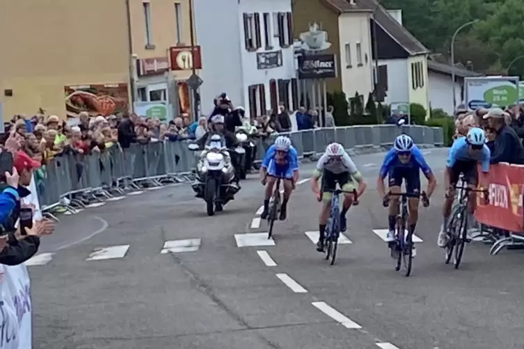 2024 gewann der Italiener Andrea Montagner (Zweiter von rechts) die Etappe in Furpach. 