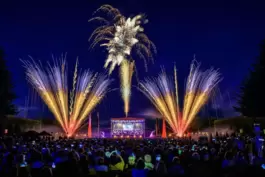 Ein Feuerwerk wird synchron zur Musik vom Orchester des Nationaltheaters Mannheim gezündet.