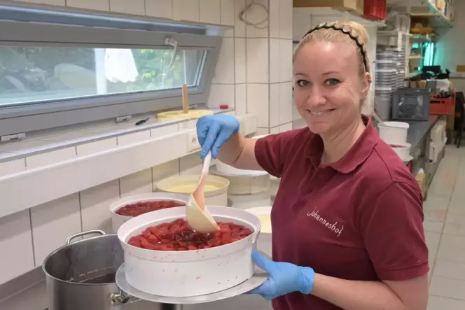 Volle Kelle: Tanja Bandelin verteilt heißen Tortenguss auf einem Erdbeerkuchen. Die Konditormeisterin aus Speyer backt auf dem H