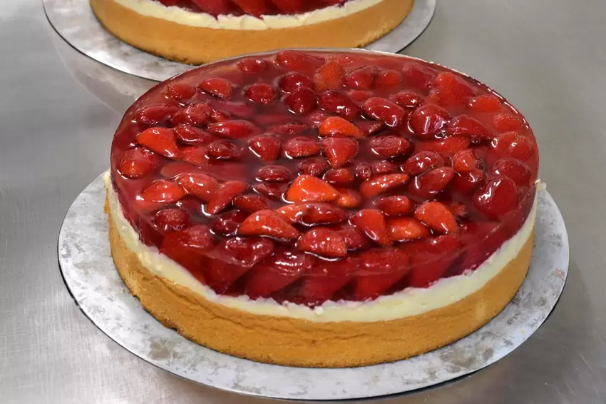 Fertig: Erdbeerkuchen in der Backstube des Johanneshofs aus Wiener Biskuit, Vanillepudding, Erdbeeren und Tortenguss.