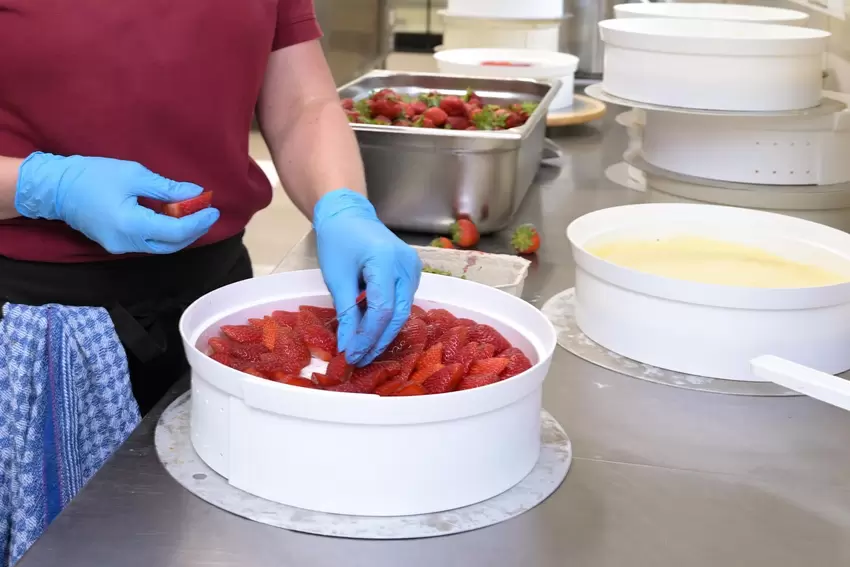 Hauptsache: Erst wenn der Kuchen samt Pudding über Nacht im Kühlschrank war, dürfen die Erdbeeren drauf.