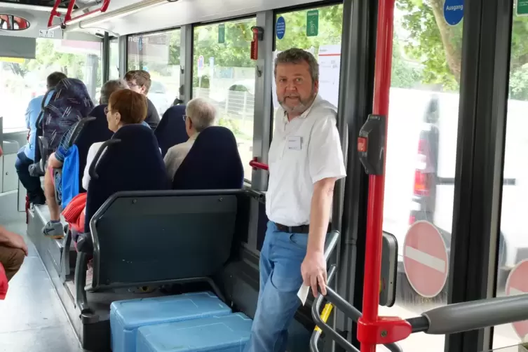 Zeit zum Verschnaufen: Lokalbahn-Experte Jochen Glatt im Bus.