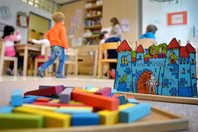 Bevor der Betrieb in der Kita eingeschränkt wird, werden zuvor andere Angebote gestrichen.