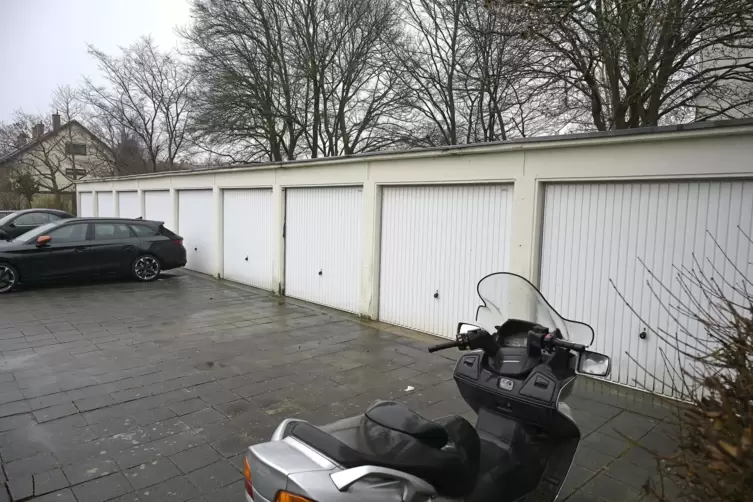 GAG-Garagen in der Mohnstra&szlig;e in Maudach.
