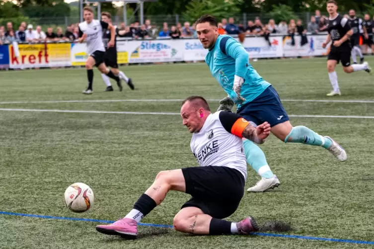 SG-Kapit&auml;n Jens Westenweller gelingt das 3:0. MSV-Keeper Enzo Guzzo erreicht den Ball nicht mehr.