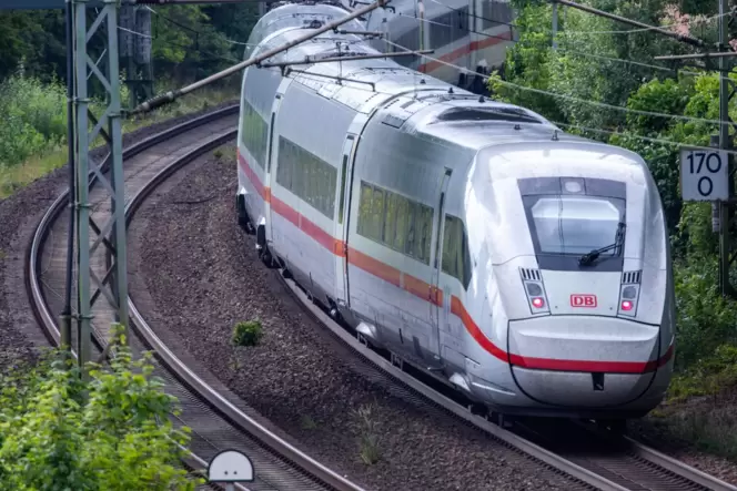 Hat ein ICE mehr als 120 Minuten Verspätung, können die Fahrgäste 50 Prozent ihres Fahrpreises zurückverlangen.