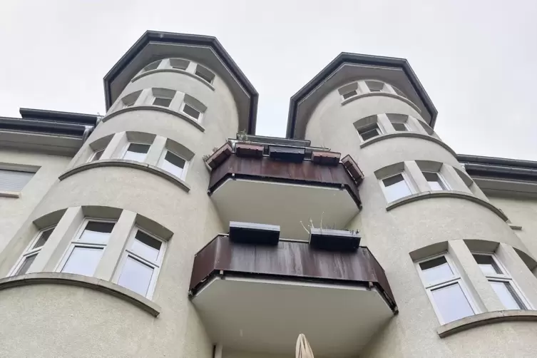 Runde Formen und Sprossenfenster machen den Reiz der &bdquo;Franzosenh&auml;user&ldquo; aus. Dieses steht in der Wittelsbachstra&szlig;e. 