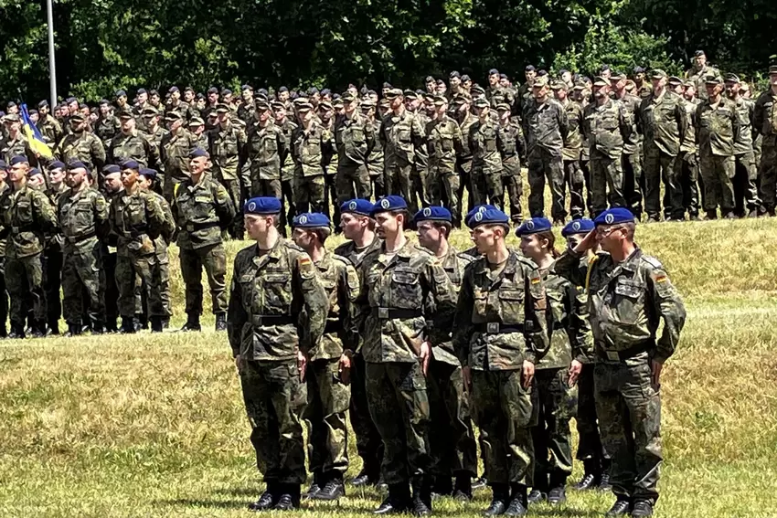 Rund 420 Soldaten treten anlässlich des Kommandeurswechsels im Stadtpark Fronte Lamotte an.