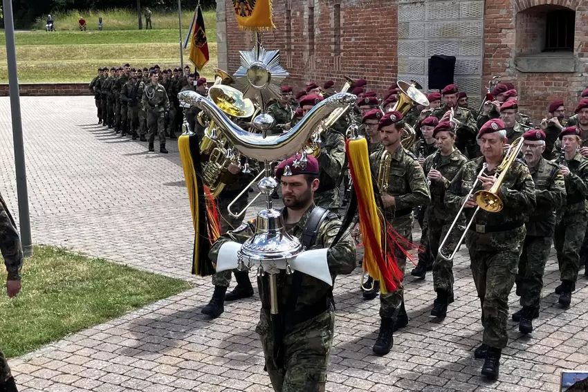 Einmarsch des Heeresmusikkorps aus Koblenz.