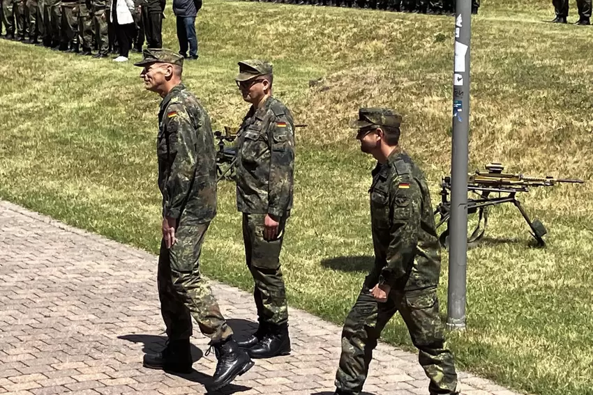 General Kuebart (li.) tritt mit Oberstleutnant Wirths (Mitte) und Oberstleutnant Zerau vor die Gäste und Soldaten.