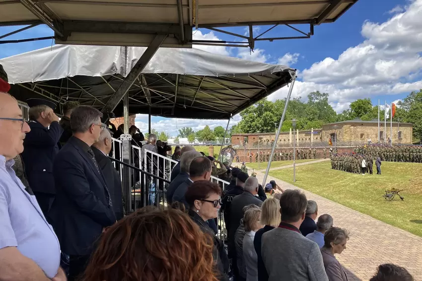 Blick auf die Tribüne mit den Ehrengästen.