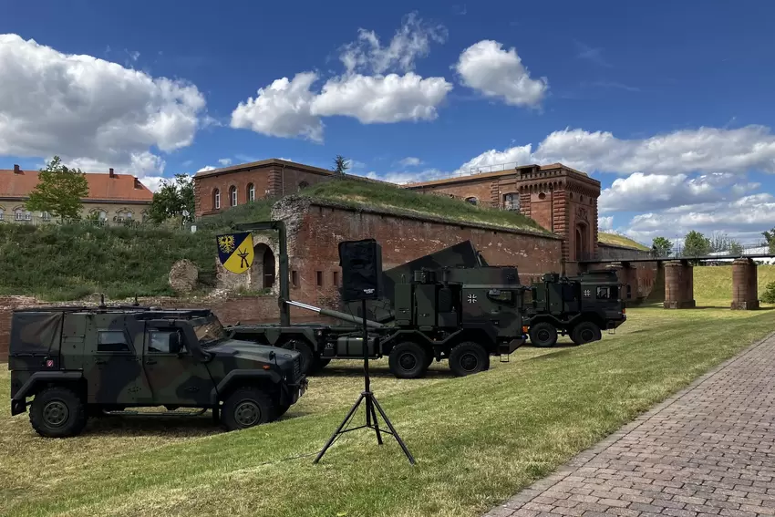 Fahrzeugausstellung der Bundeswehr im Schatten des Weißenburger Tors.