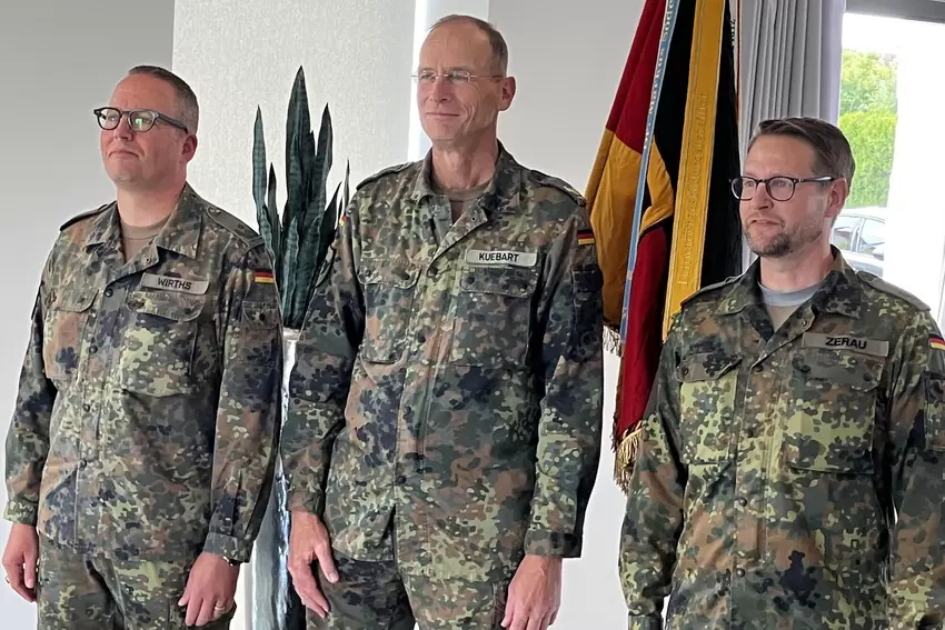 Stillstehen fürs Erinnerungsfoto: General Kuebart (Mitte) mit Oberstleutnant Wirths (li.) und Oberstleutnant Zerau.