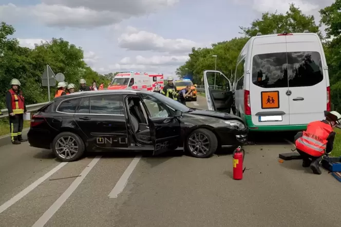 Mehrere Kinder wurden verletzt bei einem Unfall auf der L533 zwischen Limburgerhof und Neuhofen.