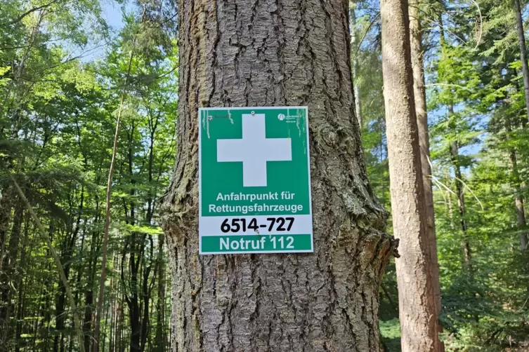 So sieht ein Rettungspunkt aus. Wer der Feuerwehr im Fall eines Waldbrandes den n&auml;chstgelegenen Rettungspunkt nennen kann, hat s