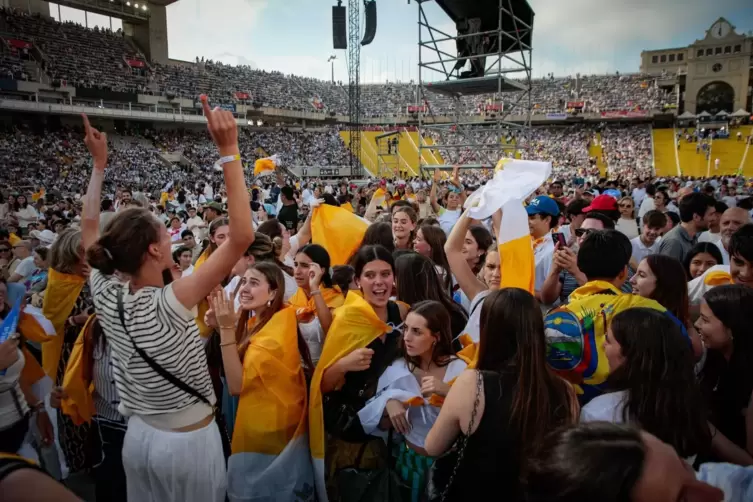 Papst Leo XIV. besucht Spanien - Olympiastadion