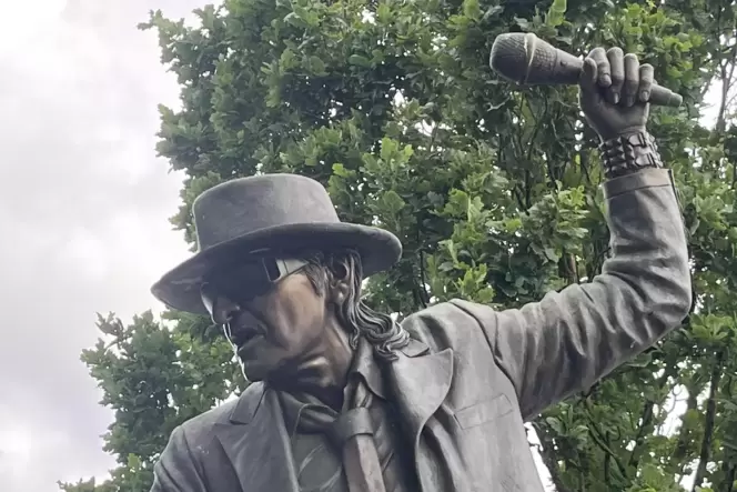 Mit der Zeile »Die beste Straße unserer Stadt, die führt aus ihr hinaus«, machte sich Udo Lindenberg 1981 in seiner Heimat zieml