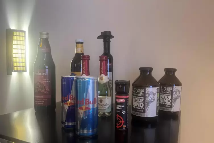 &bdquo;&hellip; und das schmeckt sehr lecker&ldquo;: Blick in Udos Bar. 