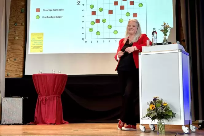 In der Turnhalle des Gymnasiums am Rittersberg sprach Katharina Zweig mit Schülerinnen und Schülern über Künstliche Intelligenz.