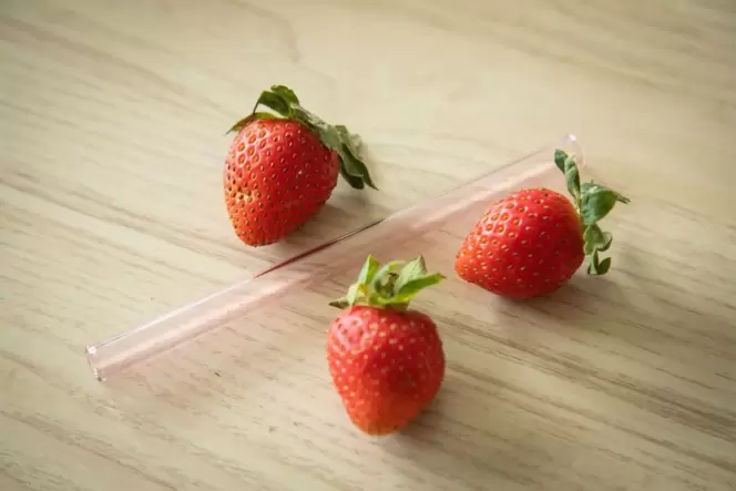 Lifehack Erdbeerstrunk mit Strohhalm entfernen