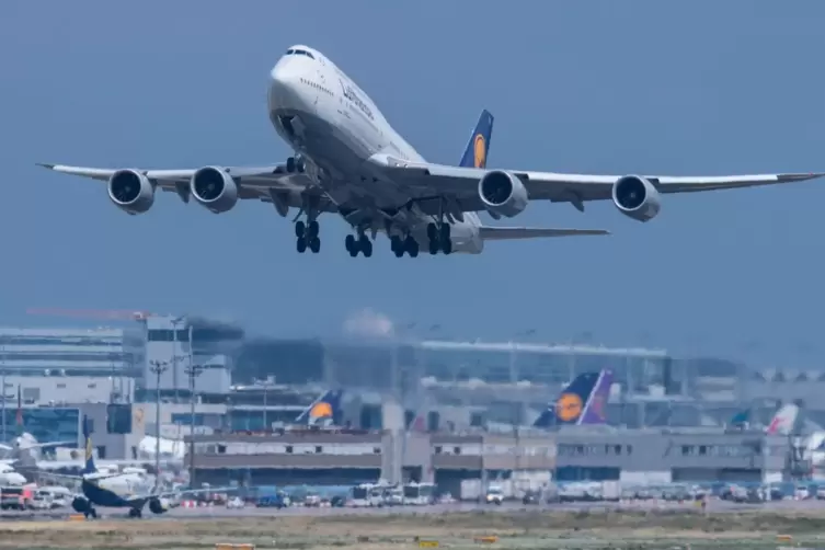 Flughafen Frankfurt - Boeing 747 startet