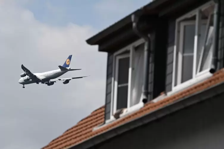 Flugzeug &uuml;ber Neu-Isenburg