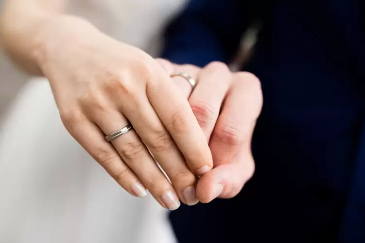 Ein Hochzeitspaar hält sich bei der Hand