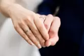 Ein Hochzeitspaar hält sich bei der Hand