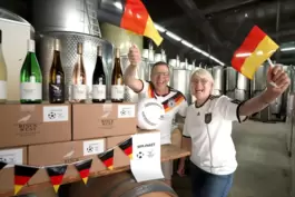 „Wir wollen wissen, ob Wein beim Fußball nicht ähnlich gut funktionieren kann wie Bier“, sagt das Winzer-Ehepaar Martina Rinck-W