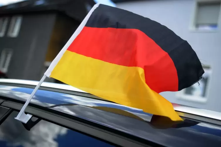 Deutschland-Fahne am Auto