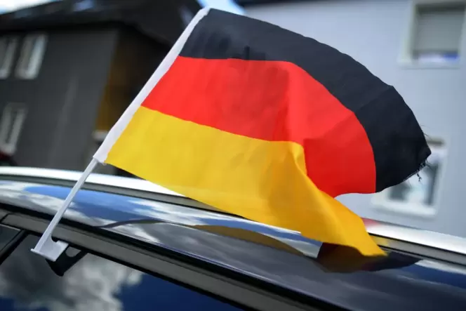 Deutschland-Fahne am Auto