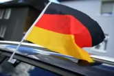 Deutschland-Fahne am Auto