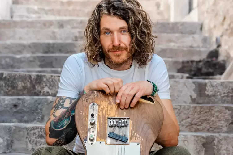 Gitarren-Blues ist das Metier von Dom Martin, der am 12. Juli mit seiner Band im Saarbr&uuml;cker Schlossgarten Station macht.