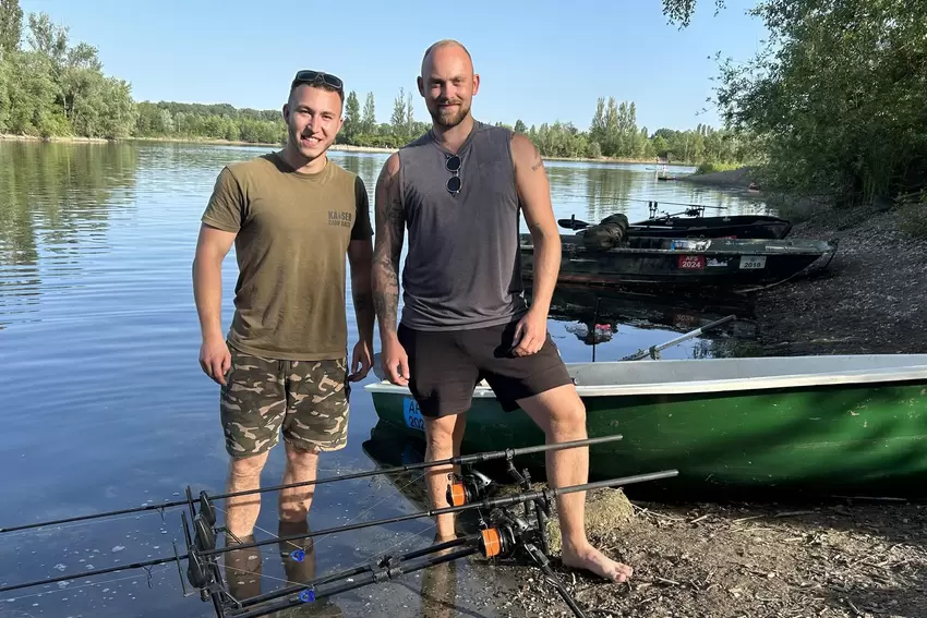 Ben Hofmann (links) und Sebastian Genetsch auf der Suche nach Karpfen am Binsfeld.