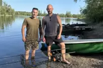 Ben Hofmann (links) und Sebastian Genetsch auf der Suche nach Karpfen am Binsfeld.