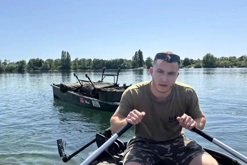 Ganz schön anstrengend bei 30 Grad. Hofmann rudert quer übers Binsfeld.
