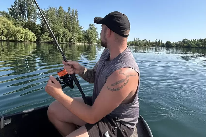 Sebastian Genetsch »drillt« den Fisch auf dem Boot.